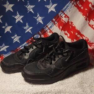 Women's Or Kids Size 5Y Black Nike Athletic Shoes